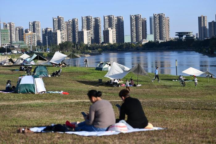 2023年12月3日，初冬的成都迎来了晴好天气，气温回升，游人在锦江畔的一块草坪上搭起帐篷。