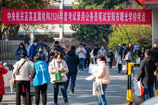 11月26日,在河南省安阳市曙光学校东门口,参加中央机关及其直属机构2024年度考试录用公务员安阳考区笔试的考生走出考场。视觉中国供图