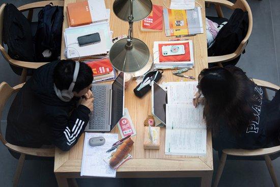 11月24日,武汉,考研倒计时30天,湖北商贸学院的图书馆内,大学生认真备考。视觉中国供图