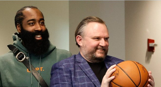 比分胶着战况激烈引人关注