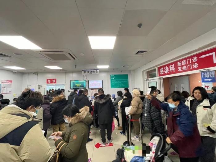 11月26日，首都儿科研究所附属儿童医院急诊室门口，患儿家属的队伍挤满了各个出入口。新京报记者 周思雅 摄