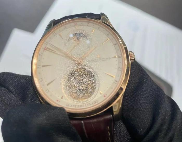 73万元一块的名贵手表，才用四个月就“冒汗起雾”！品牌方坚称性能无问题