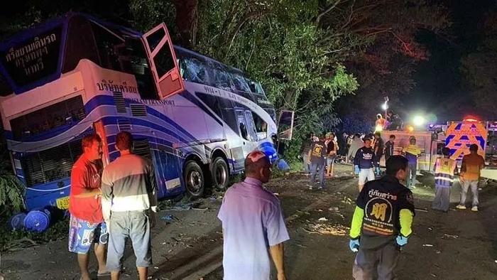 突发！泰国旅游大巴车祸，多人死伤