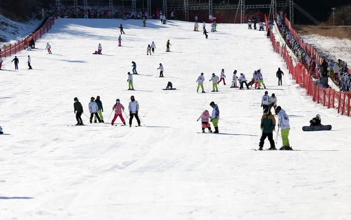 2023年12月3日，北京，平谷渔阳国际滑雪场里，一拨又一拨的游客涌入雪场。