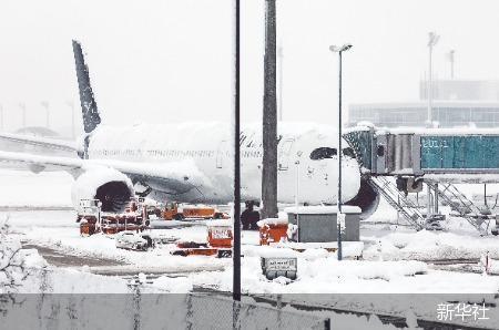 德国强降雪导致交通大面积瘫痪