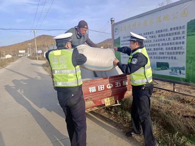 天桥岭林区交警的“春夏秋冬”身影都很美！