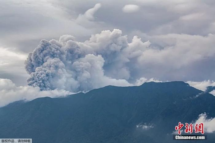 已致23人遇难，印尼多座火山为何集中喷发？