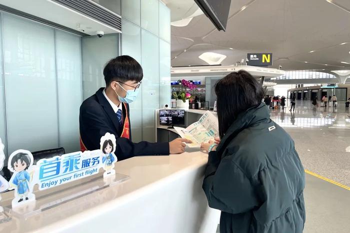 首次乘机，戴个手环！杭州机场推出这项暖心服务，小孩、老人乘机也不用慌