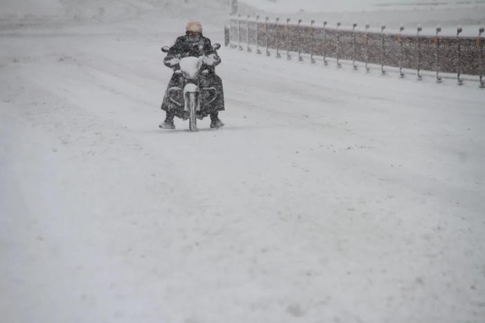 中到大雪！局部暴雪！山东将有大范围雨雪天气，局部降温超16℃！青岛…跟吗？跟，跟一半