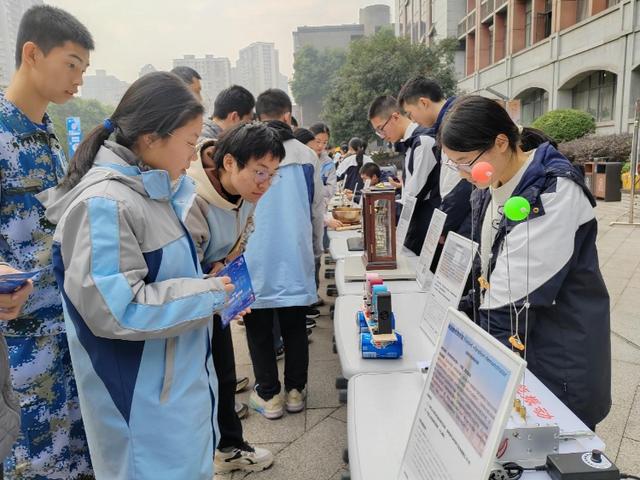 重庆十一中第三届科技嘉年华启动，“沉浸式”体验科技魅力