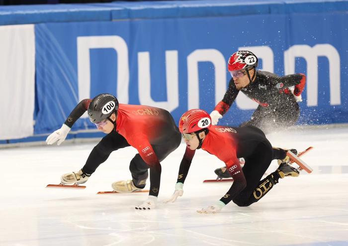 短道世界杯中国队4银1铜，北京小将王晔和偶像同登台