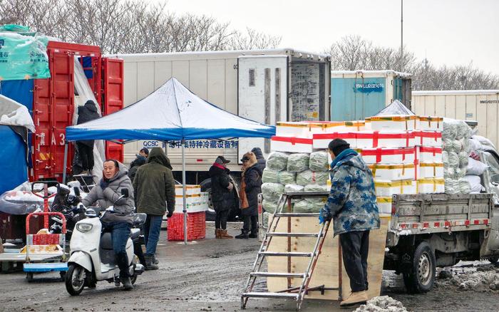 发棉被、加泡沫箱为蔬菜保暖，北京批发市场保障农产品供应