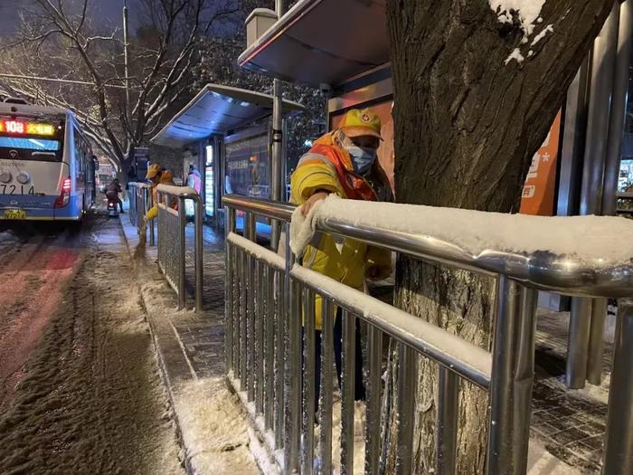 东城因你而美｜大雪的浪漫，有他们温暖守护→