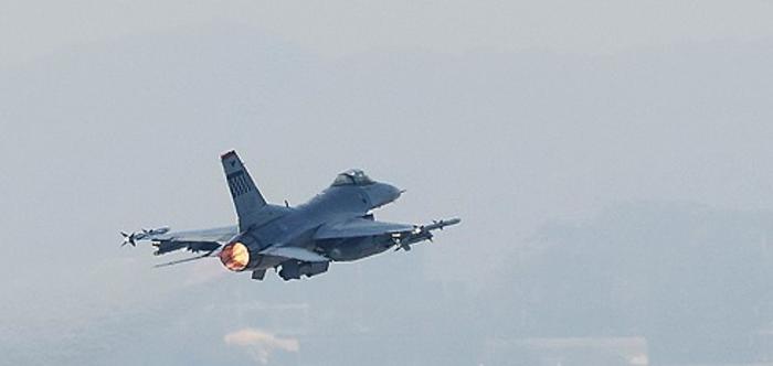 2023年10月30日,一架美国F-16战机从首尔以南60公里的平泽乌山空军基地起飞(资料图)图源:韩媒
