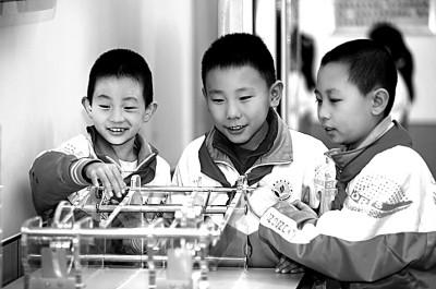 河北承德市小学生在科技馆。孙占军摄/光明图片