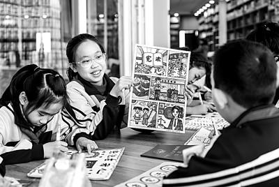 内蒙古呼和浩特市玉泉区通顺街小学学生正在做手抄报。丁根厚摄/光明图片
