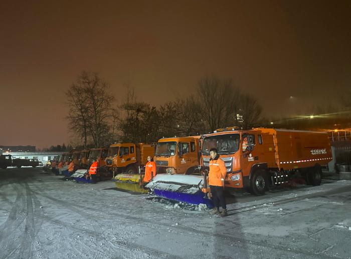 怀柔山区危险路段已预撒融雪剂,保障队伍、除雪设备全部到位