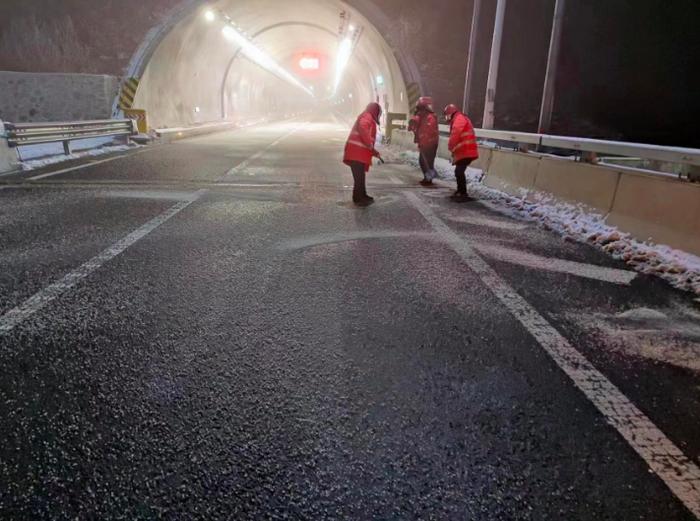 怀柔山区危险路段已预撒融雪剂,保障队伍、除雪设备全部到位