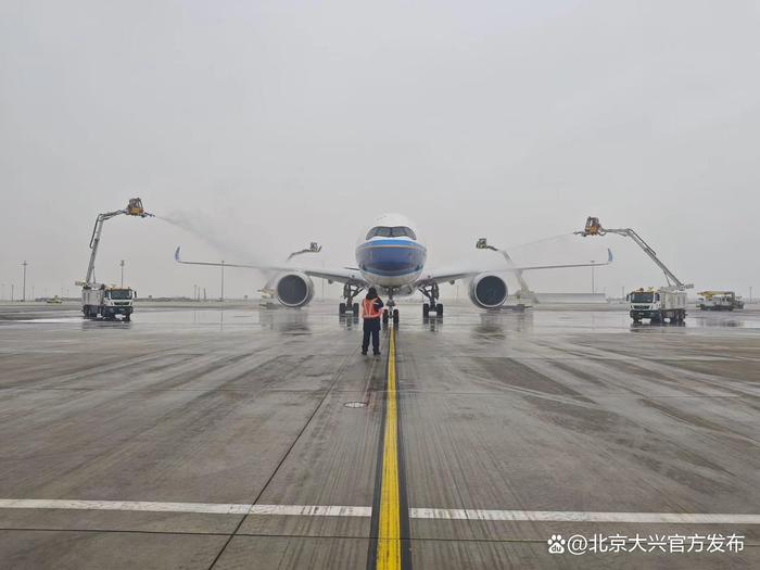 大兴机场全力做好降雪期间航班和旅客服务保障