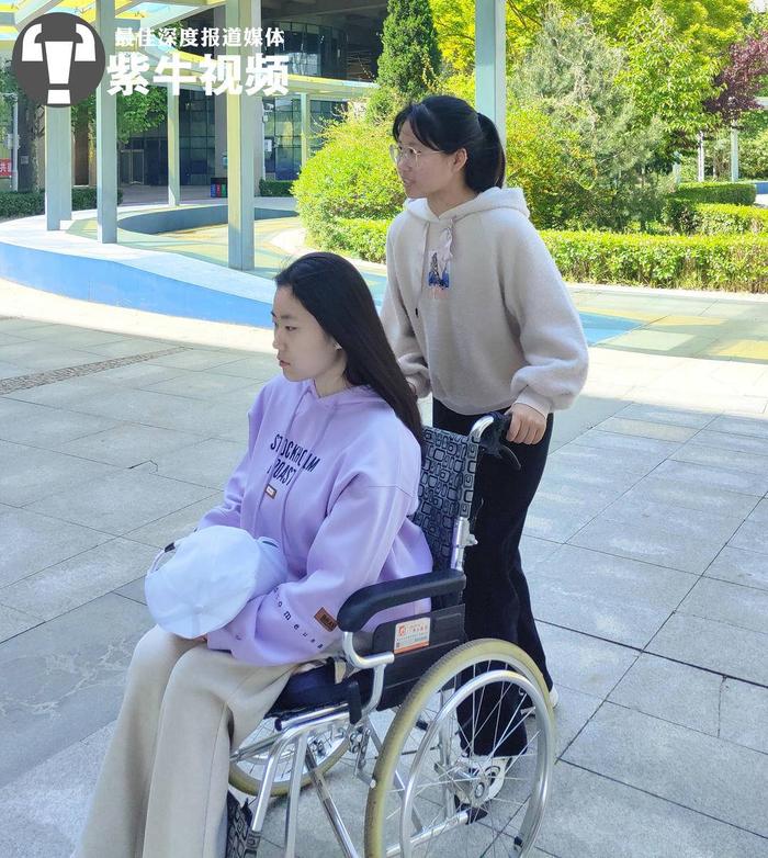高分考上大学的“轮椅女孩”获英语大赛金奖：感恩同学的爱心接力