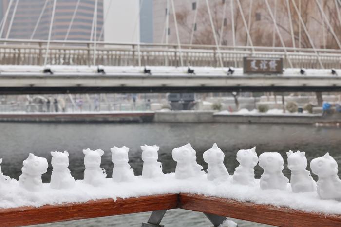 北京大部分地区有5-10厘米积雪，这场雪容易“堆雪人”吗？