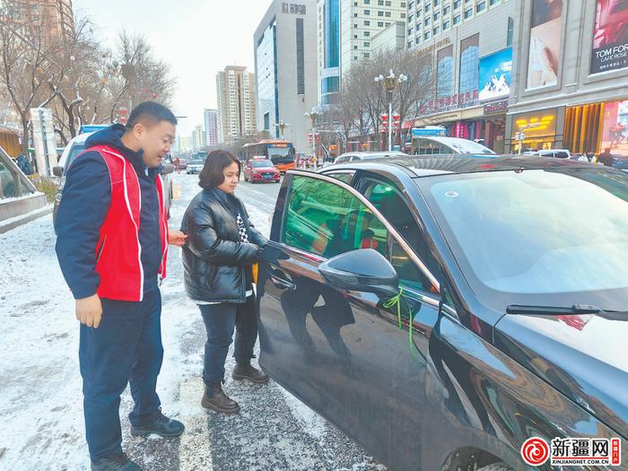 直击寒潮天气里的市民生活——乌鲁木齐市“以雪为令” ，全力以赴保民生保畅通观察