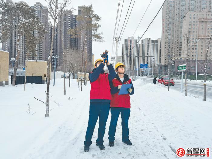 直击寒潮天气里的市民生活——乌鲁木齐市“以雪为令” ，全力以赴保民生保畅通观察