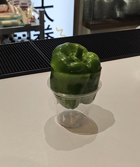 上海一咖啡店推出青椒拿铁，喝完还能拿回家炒个蛋？你会买吗？