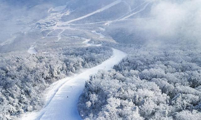 以“世界三大粉雪基地”之势，打造“中国第一滑雪胜地”｜从长白山脉起笔——吉林省冰雪产业破圈观察（上）