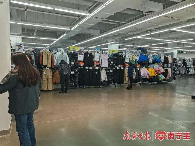 南宁部分品牌门店冲锋衣销量上涨，冬衣“顶流”你入手了吗？