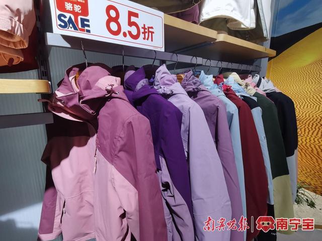 南宁部分品牌门店冲锋衣销量上涨，冬衣“顶流”你入手了吗？