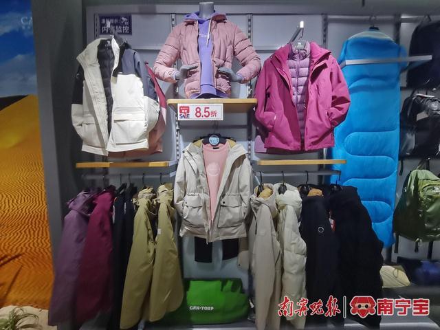 南宁部分品牌门店冲锋衣销量上涨，冬衣“顶流”你入手了吗？