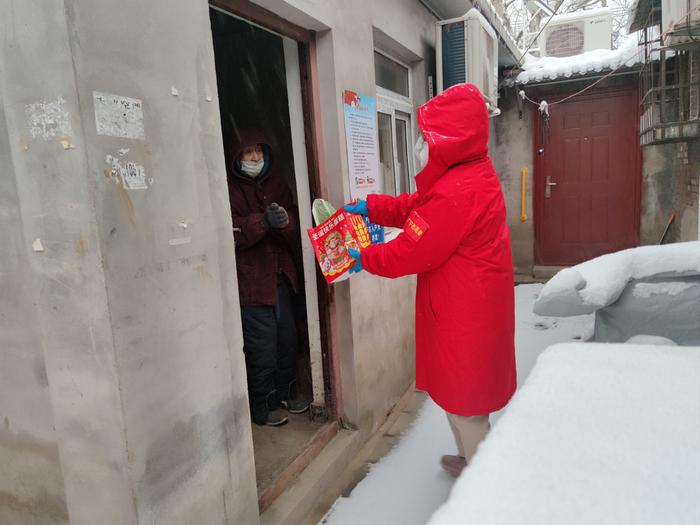 北京连日降雪，广宁街道准时为老人送餐、检查自采暖设备