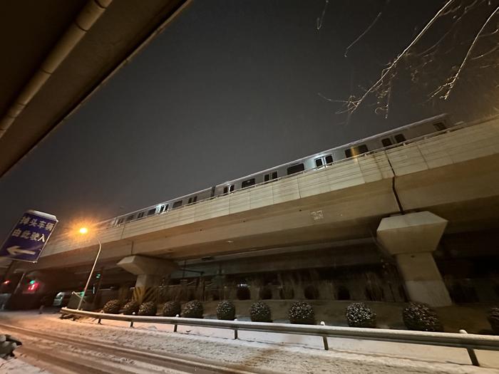 地铁昌平线救援现场：有乘客沿轨道撤离，救援车辆陆续赶来