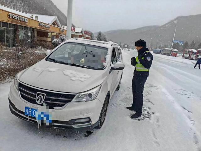 暴雪来袭，母子被困服务区，民警代驾护平安