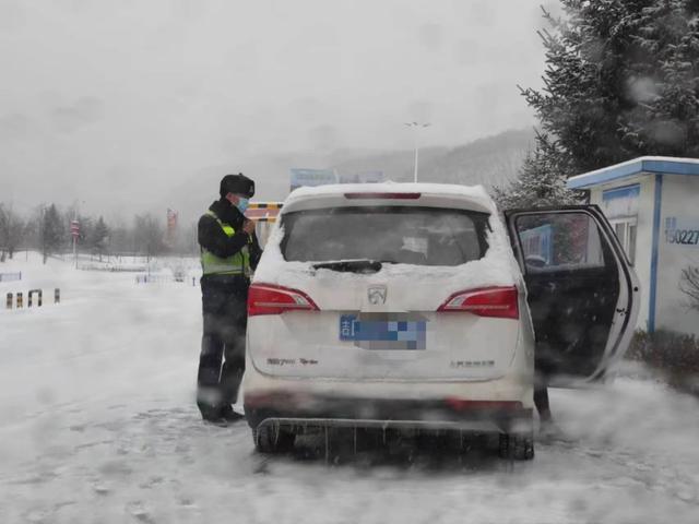 暴雪来袭，母子被困服务区，民警代驾护平安