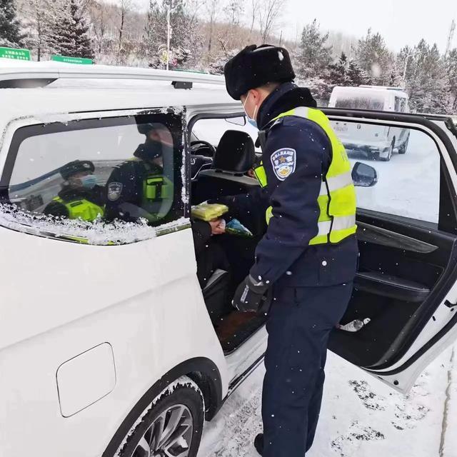 暴雪来袭，母子被困服务区，民警代驾护平安