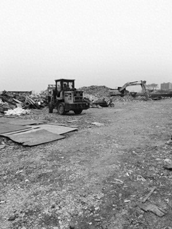 苏州工业园区一区域建筑垃圾堆积如山，灰尘严重污染环境