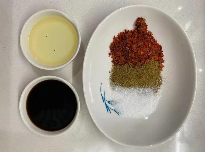 不同食材用油量不同,想减肥的朋友,可以用喷油壶薄薄喷一层就行。辣椒蘸水是灵魂!图片来源:丁香生活研究所