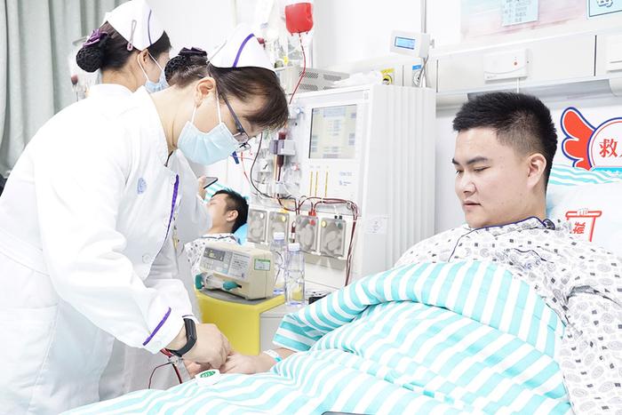 “陪小妹妹打怪兽”，上海民警为6岁白血病女孩捐献造血干细胞