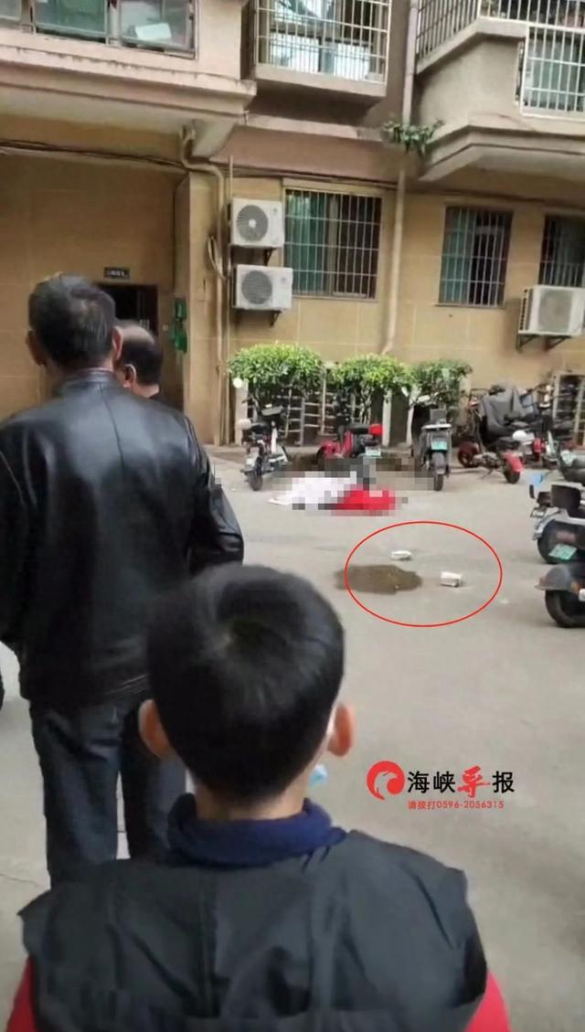 福建漳州一男童被小区高空坠物砸到，经抢救无效身亡