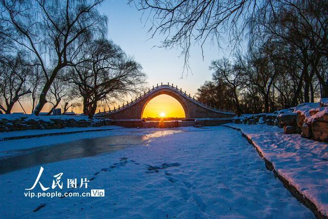 北京颐和园雪后风光美如画