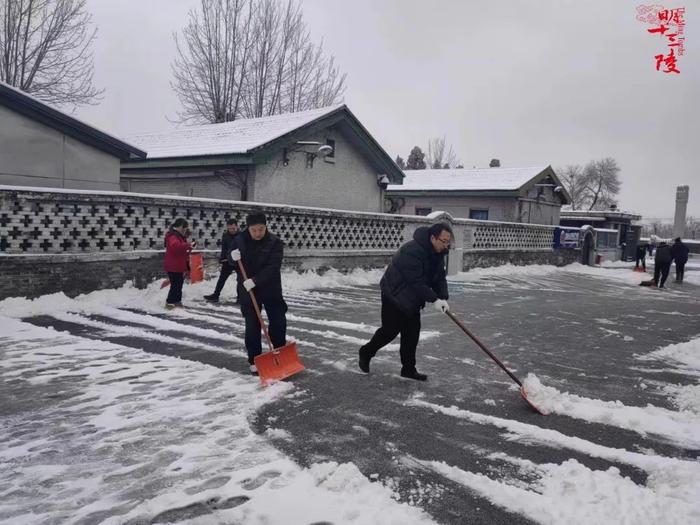 看雪后定陵的美