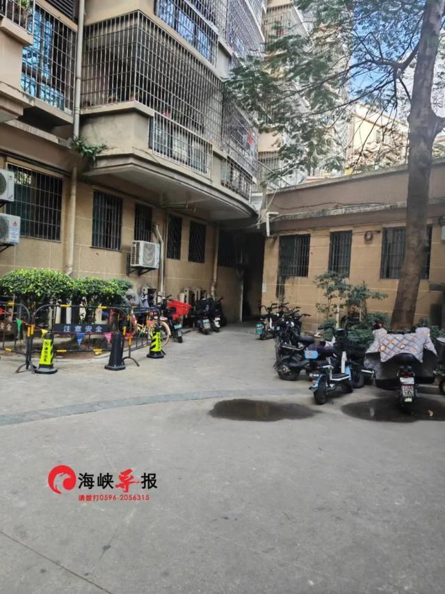 福建漳州一男童被小区高空坠物砸到，经抢救无效身亡