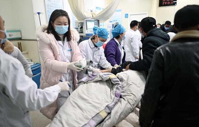 甘肃积石山地震灾情严重，多支医疗、救援队跨省支援