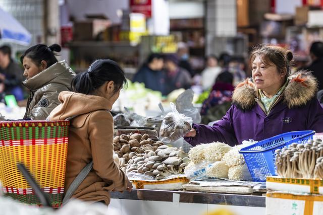 重庆：寒潮雨雪天气来袭 市民“菜篮子”物丰价稳