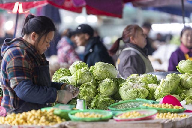 重庆：寒潮雨雪天气来袭 市民“菜篮子”物丰价稳