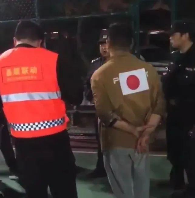热点 | “国家公祭日男子后背贴日本国旗”，警方通报