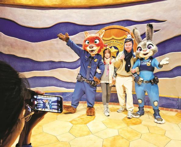 游客与“疯狂动物城”明星合影 本报记者 张龙 摄