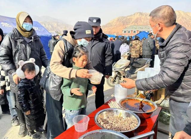 积石山地震的五件关心事：低温下救援时间缩短，千余学生将考研